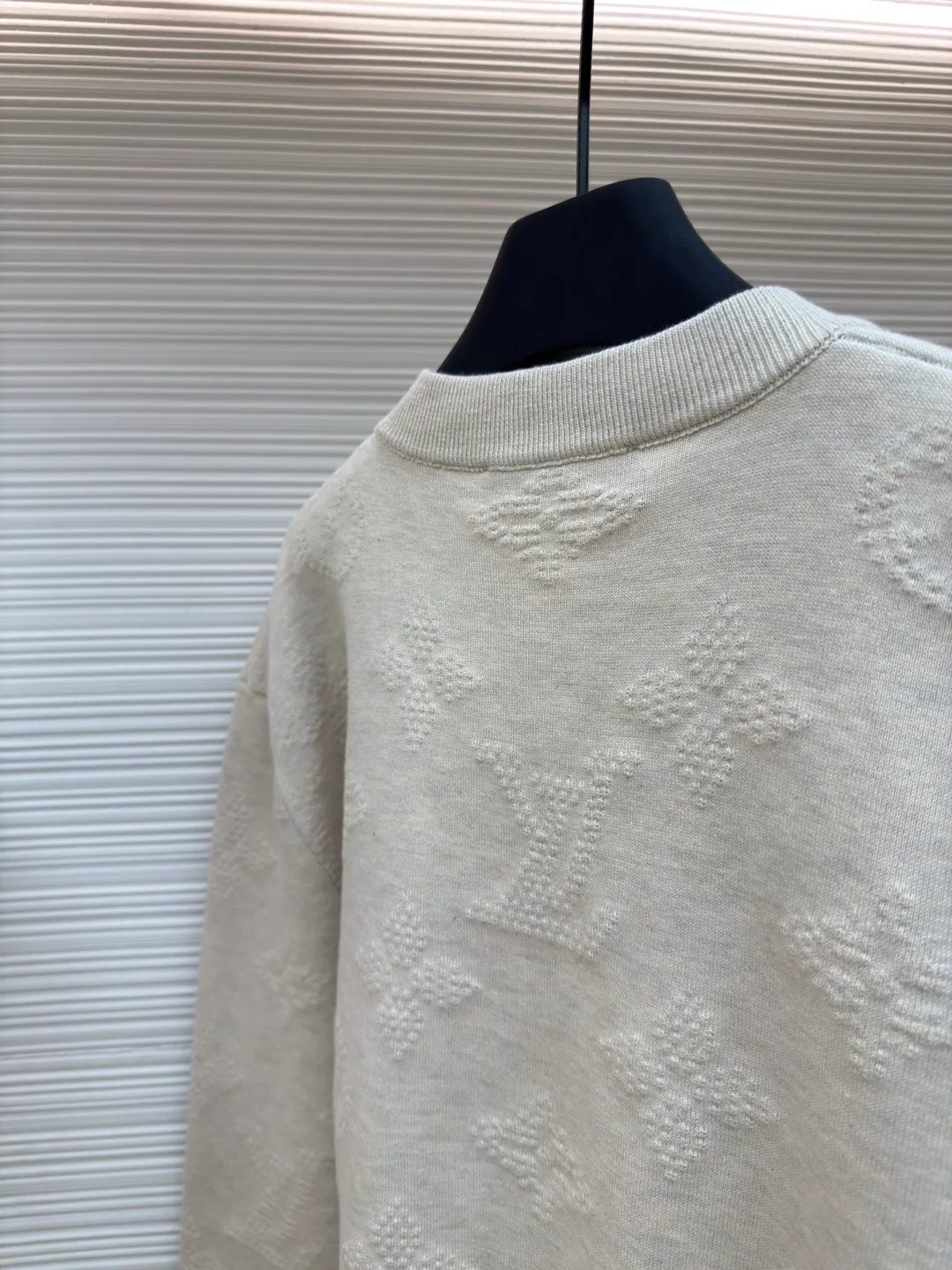 LOUIS VUITTON letter dark pattern embossed sweater ●Authentic product: 14800 purchase and development ●Item number: 1680547-B25 ●Fabric: cashmere fabric ●Technology: embossed technology ●Version: fitted version ●Weight: about 765 grams ●Size: S-M-L ●Description: Made of cashmere blended fabric, neckline, sleeves, and hem threads, the overall routing is straight and delicate, the fabric is comfortable and soft, and the color is consistent without color difference. It can be matched with the same style to create a fashionable look, and can be used in various occasions. Customized accessories, complete with three standards, same style for men and women!